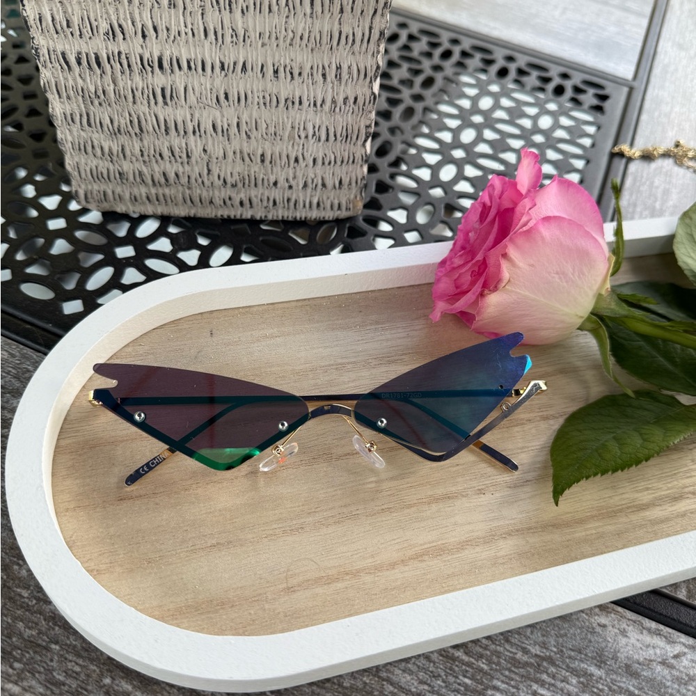 Stylish Blue Cat-Eye Sunglasses🤍